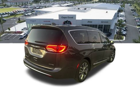 Used 2017 Chrysler Pacifica Limited image 4