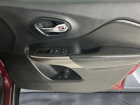 Used 2019 Jeep Cherokee Latitude w/ Popular Appearance Group FWD image 15