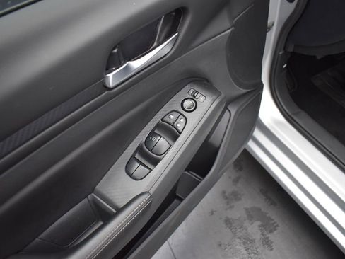 Used 2024 Nissan Altima 2.5 SV image 10