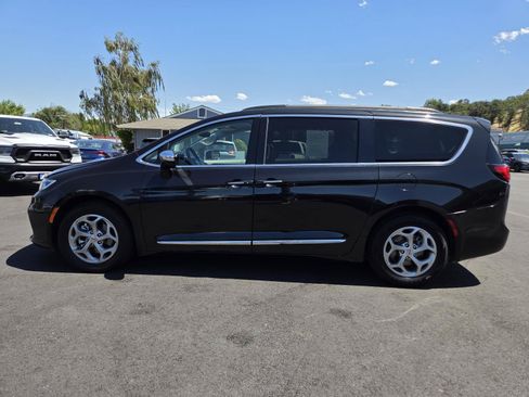 Used 2023 Chrysler Pacifica Limited FWD image 8