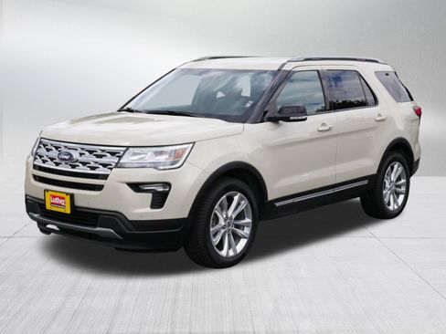 Used 2018 Ford Explorer XLT w/ Equipment Group 202A AWD/4WD image 3