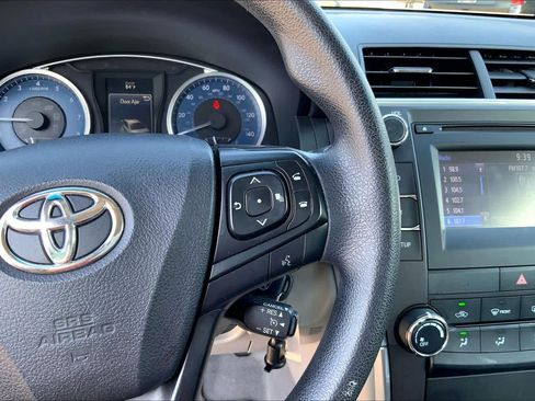 Used 2017 Toyota Camry LE FWD image 23