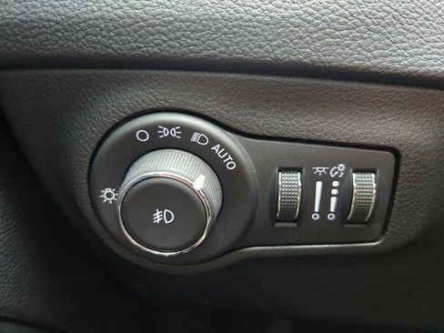 Used 2018 Jeep Compass Latitude w/ Popular Equipment Group AWD/4WD image 29