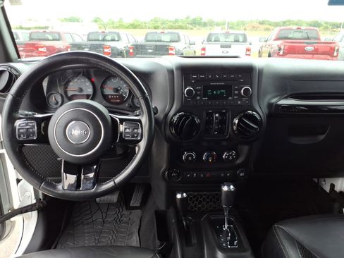 Used 2017 Jeep Wrangler Unlimited Sahara AWD/4WD image 13