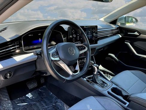 Used 2025 Volkswagen Jetta SE FWD image 18