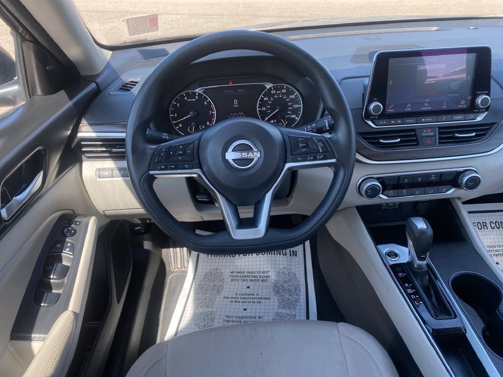 Used 2025 Nissan Altima 2.5 SV FWD image 14