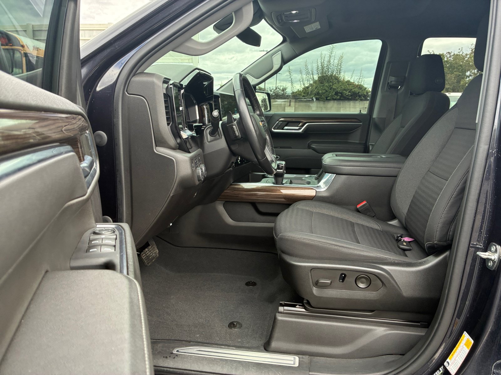 Used 2022 Chevrolet Silverado 1500 LT AWD/4WD image 12