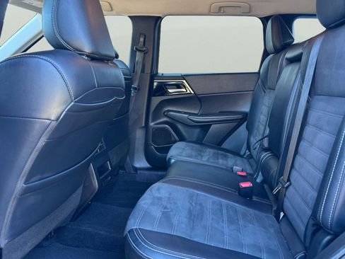 Used 2024 Mitsubishi Outlander SE image 5