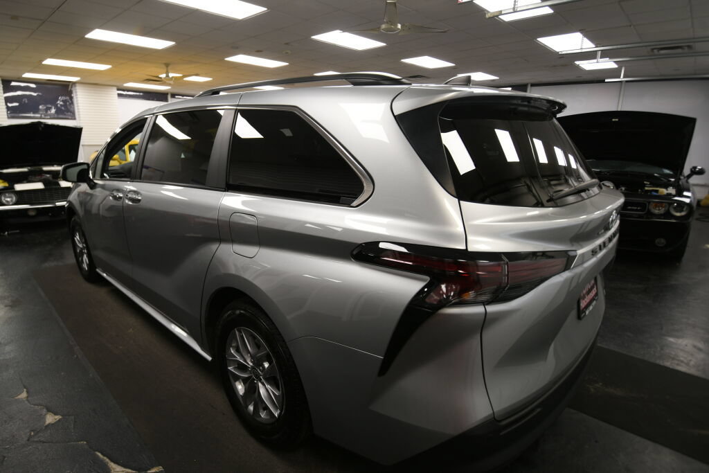 Certified 2024 Toyota Sienna XLE FWD image 5