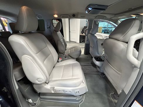 Used 2019 Toyota Sienna XLE w/ XLE Navigation Package FWD image 50