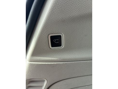 Used 2023 Chrysler Pacifica Touring-L FWD image 10