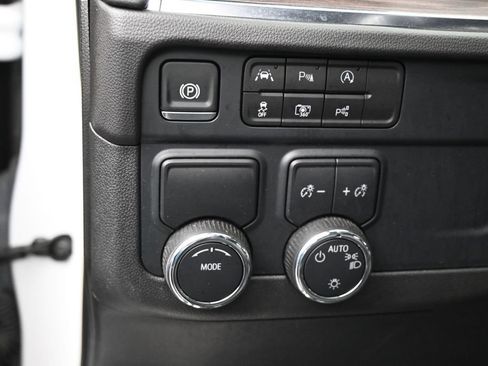 Used 2025 Chevrolet Suburban LT RWD image 16