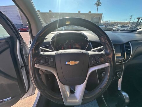 Used 2019 Chevrolet Trax LT w/ LT Convenience Package FWD image 11
