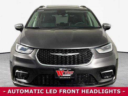 Used 2023 Chrysler Pacifica Limited FWD image 2