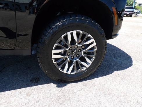 Used 2025 Chevrolet Suburban Z71 AWD/4WD image 18