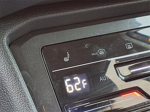 Used 2023 Volkswagen Tiguan SE image 6