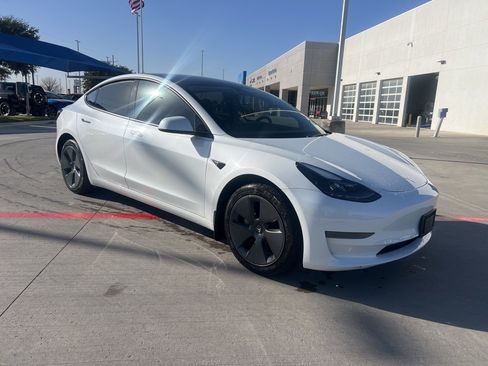 Used 2023 Tesla Model 3 Standard Range image 1
