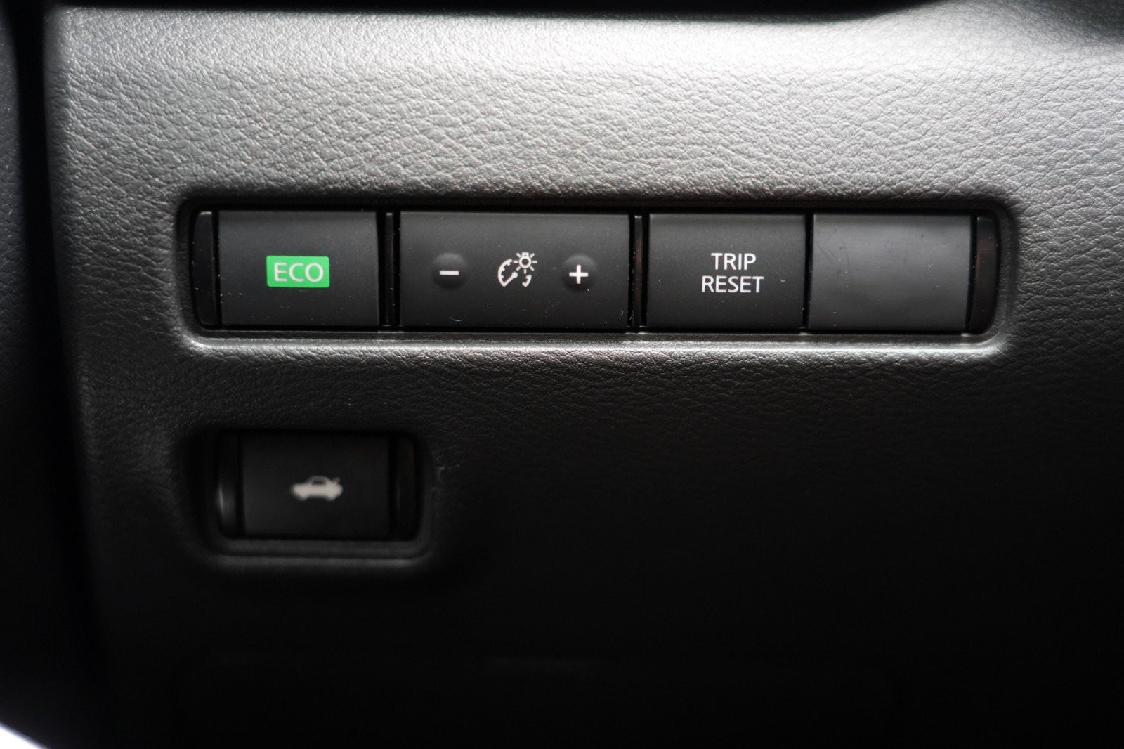 Used 2020 Nissan Sentra SR w/ Premium Package FWD image 17