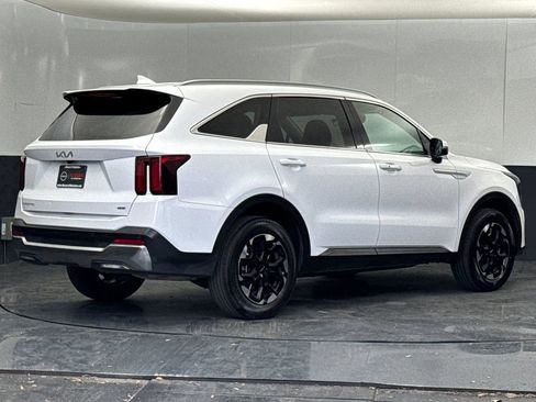 Used 2024 Kia Sorento S image 3