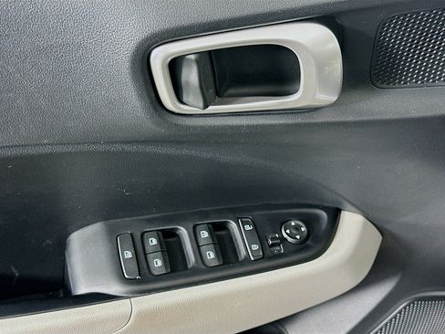 Used 2025 Hyundai Venue SEL FWD image 15