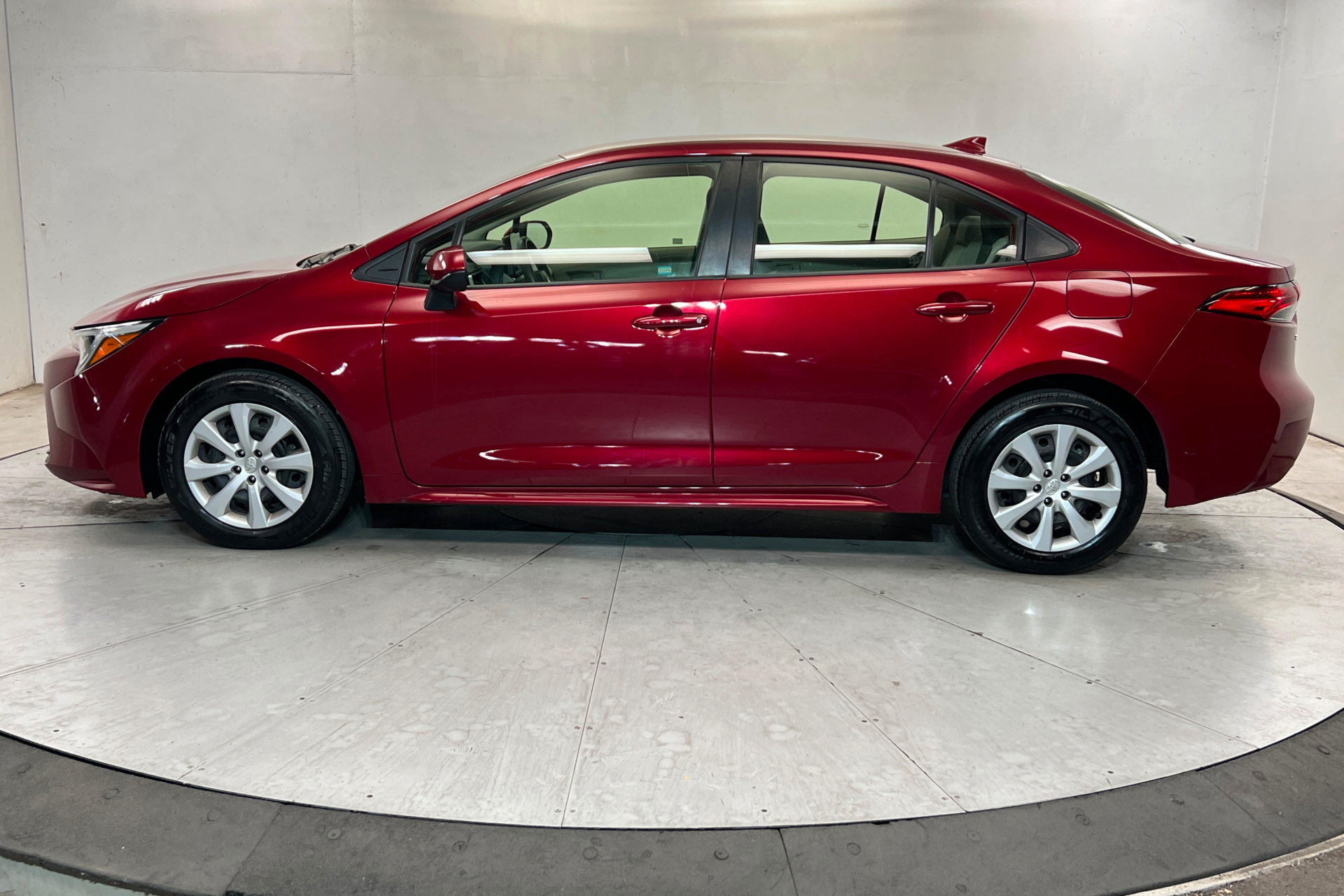 Used 2023 Toyota Corolla LE FWD image 2