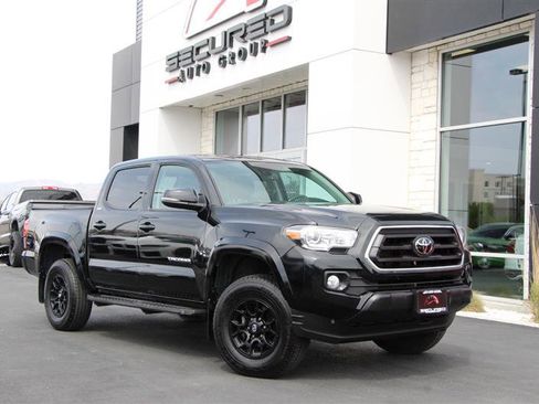 Used 2022 Toyota Tacoma SR5 w/ Technology Package image 1