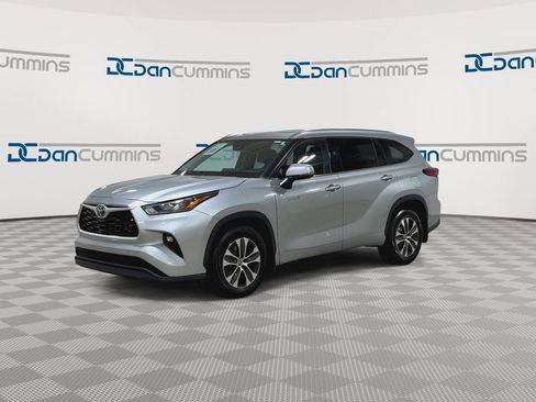Used 2020 Toyota Highlander XLE AWD/4WD image 4