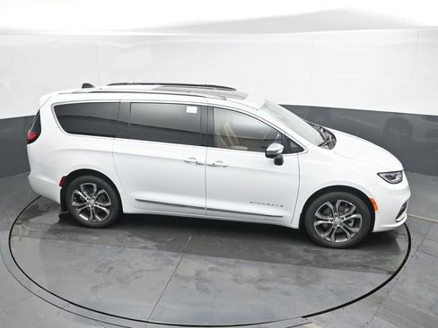 New 2026 Chrysler Pacifica Pinnacle w/ Trailer Tow Group AWD/4WD image 34