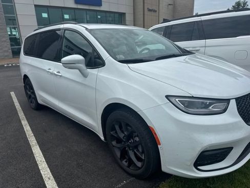 Used 2022 Chrysler Pacifica Touring-L w/ Uconnect Theater Family Group AWD/4WD image 2