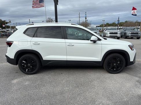 New 2026 Volkswagen Taos SE image 7