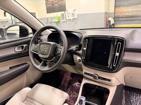 Used 2025 Volvo XC40 B5 Ultra w/ Protection Package Premier AWD/4WD image 27