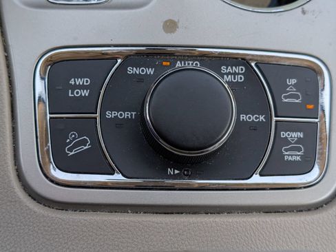 Used 2013 Jeep Grand Cherokee Overland w/ Advance Technology Group AWD/4WD image 12
