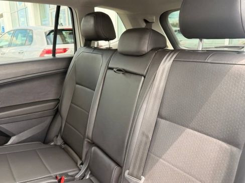 Used 2018 Volkswagen Tiguan SE w/ Panoramic Sunroof Package FWD image 11