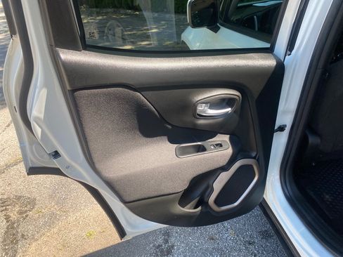 Used 2016 Jeep Renegade Latitude w/ Cold Weather Group FWD image 18