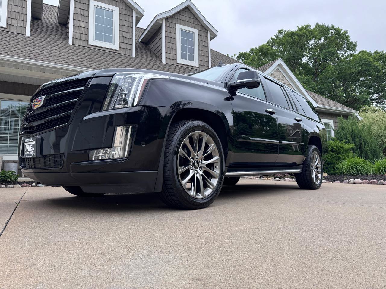 Used 2019 Cadillac Escalade ESV Luxury w/ Escalade Sport Edition AWD/4WD image 33