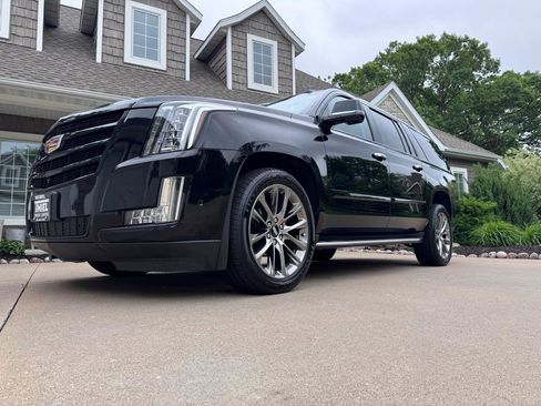 Used 2019 Cadillac Escalade ESV Luxury w/ Escalade Sport Edition AWD/4WD image 33