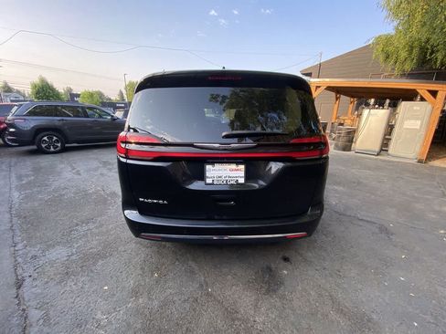 Used 2023 Chrysler Pacifica Touring-L FWD image 5
