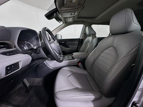 Used 2023 Toyota Highlander XLE image 13