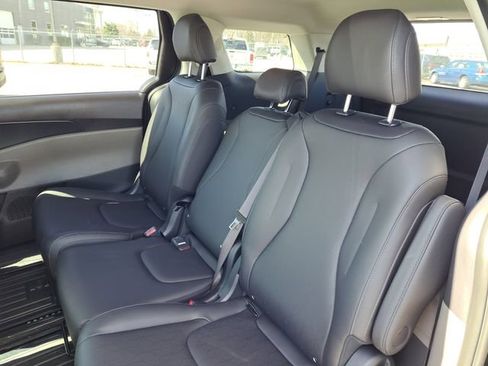 New 2026 Kia Carnival FWD image 18