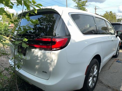 New 2026 Chrysler Pacifica Select image 3