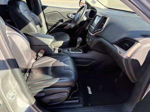Used 2017 Jeep Cherokee Limited image 16
