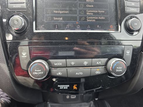 Used 2018 Nissan Rogue SL FWD image 12