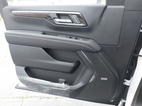 New 2025 Chevrolet Suburban Premier AWD/4WD image 24