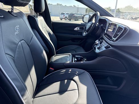 New 2026 Chrysler Pacifica Limited w/ S Appearance Package image 20