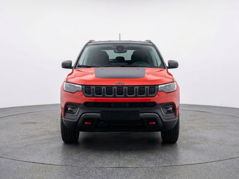 Used 2025 Jeep Compass Trailhawk AWD/4WD image 2