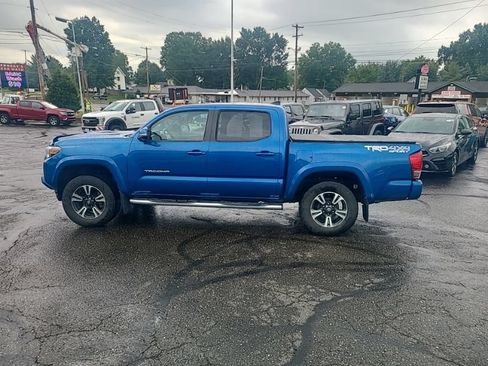 Used 2017 Toyota Tacoma TRD Sport AWD/4WD image 3