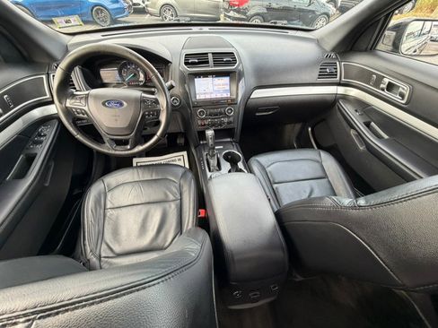 Used 2017 Ford Explorer XLT w/ Equipment Group 202A image 10