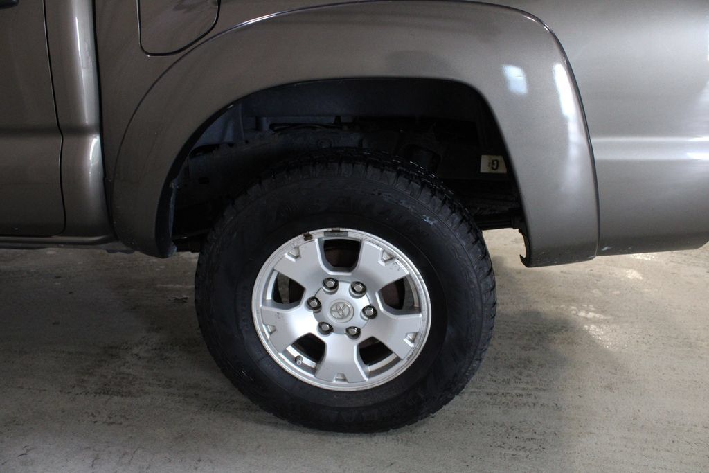 Used 2015 Toyota Tacoma 4x4 Double Cab w/ SR5 Package image 27
