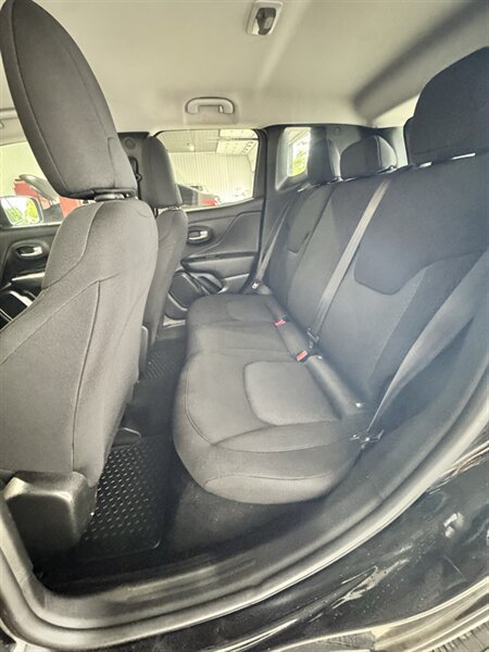 Used 2023 Jeep Renegade Latitude AWD/4WD image 8