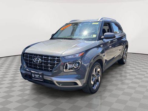 Certified 2025 Hyundai Venue SEL FWD image 4